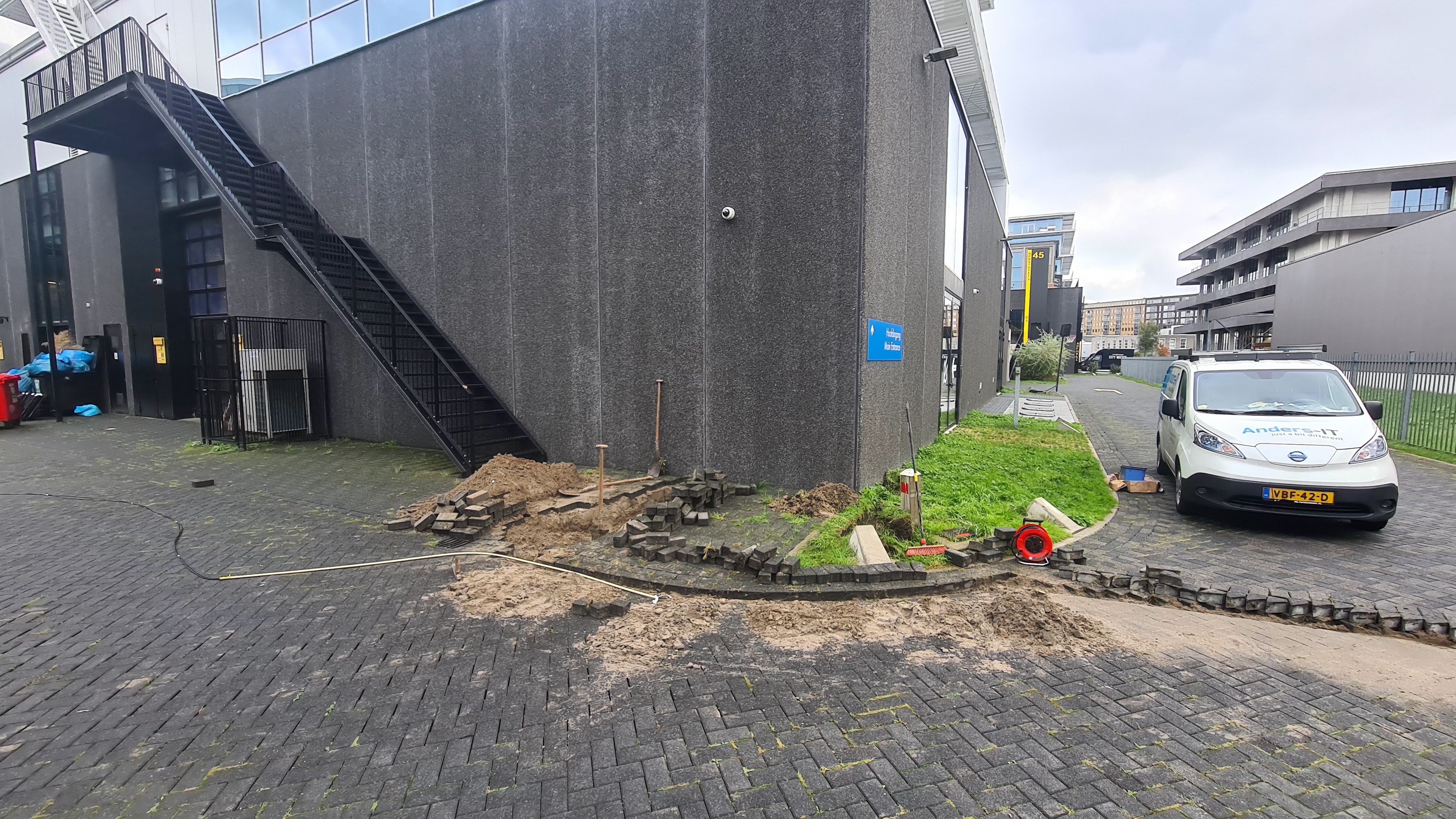 Graafwerk bij bedrijfsgebouw