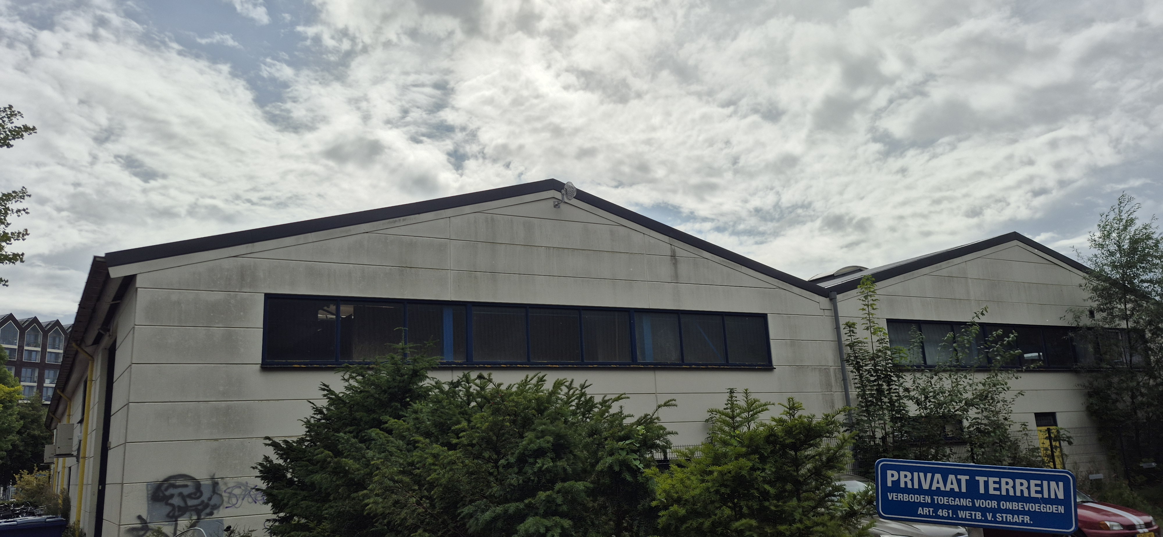 Gebouw met radio aan gevel