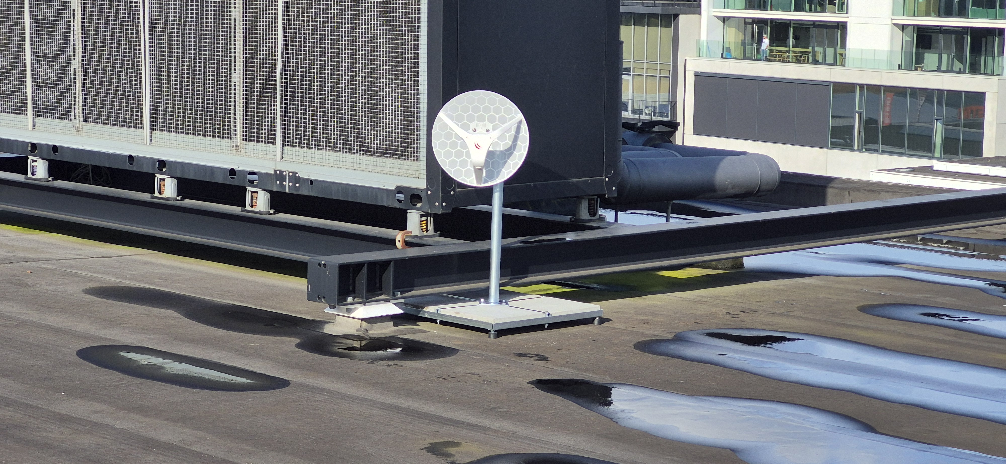 Straalverbinding op dak, korte afstand