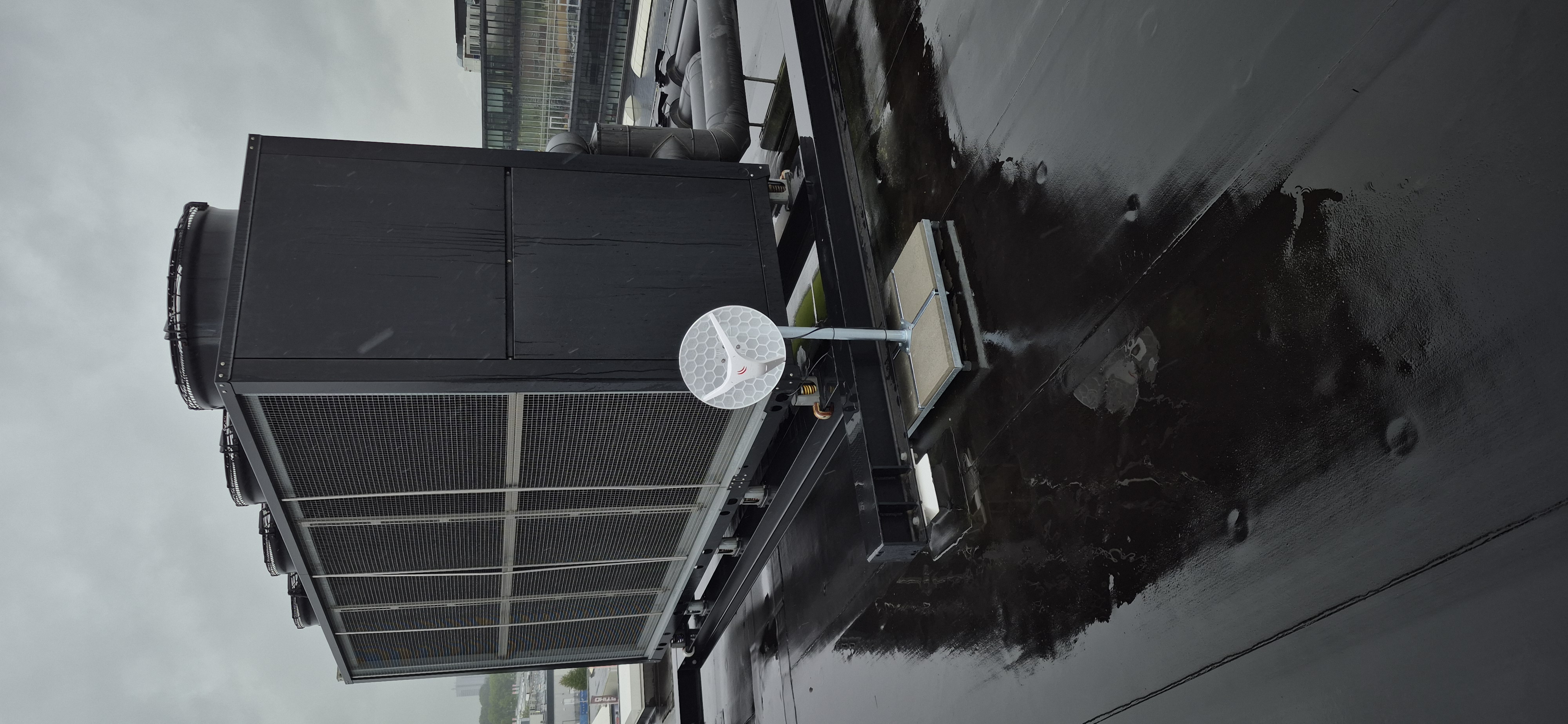 Straalverbinding naast koelinstallatie