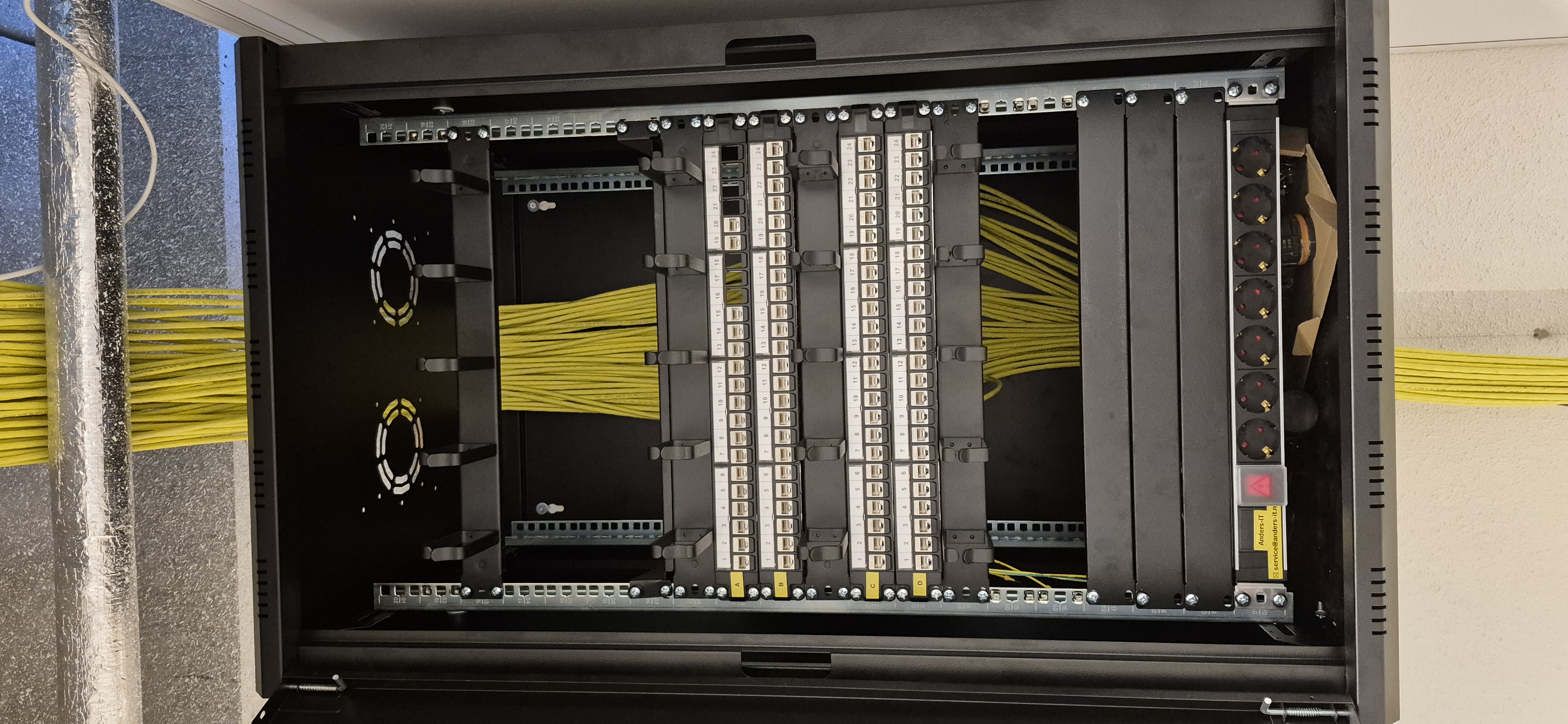 Grote wandkast met gele bekabeling