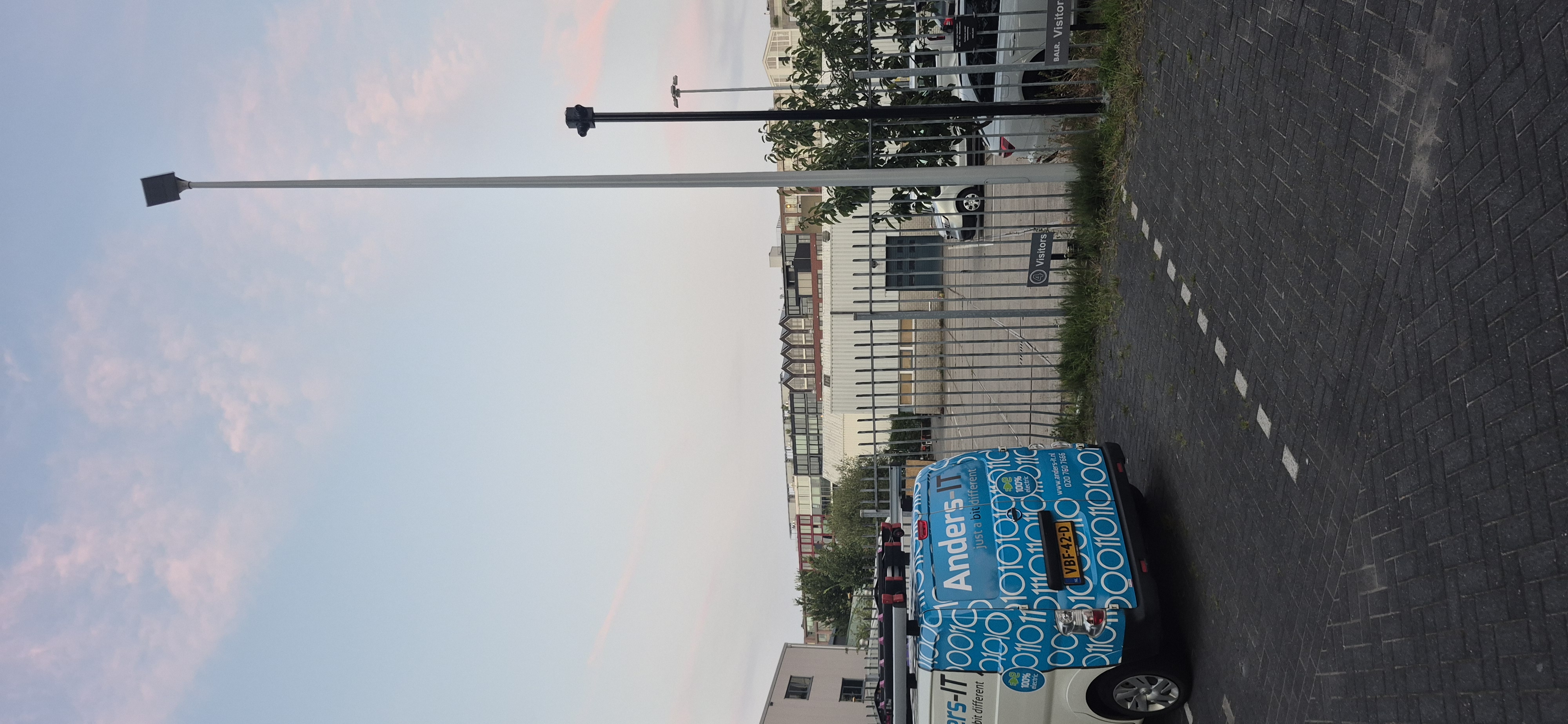 Anders-IT bus bij parkeerterrein